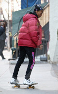 PEOPLE - Jaden Smith skatet durch New York