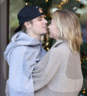 EXKLUSIV - Justin Bieber und Hailey Baldwin turteln und warten auf den Lamborghini 