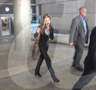 PEOPLE - Abgemagerte La Toya Jackson landet in Los Angeles
