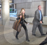 PEOPLE - Abgemagerte La Toya Jackson landet in Los Angeles