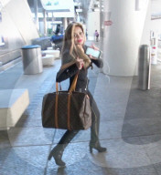 PEOPLE - Abgemagerte La Toya Jackson landet in Los Angeles