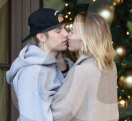 EXKLUSIV - Justin Bieber und Hailey Baldwin turteln und warten auf den Lamborghini 