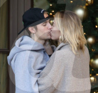 EXKLUSIV - Justin Bieber und Hailey Baldwin turteln und warten auf den Lamborghini 