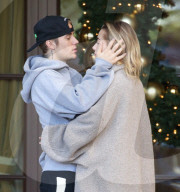 EXKLUSIV - Justin Bieber und Hailey Baldwin turteln und warten auf den Lamborghini 
