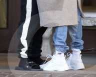 EXKLUSIV - Justin Bieber und Hailey Baldwin turteln und warten auf den Lamborghini 