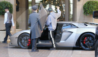 EXKLUSIV - Justin Bieber und Hailey Baldwin turteln und warten auf den Lamborghini 
