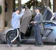 EXKLUSIV - Justin Bieber und Hailey Baldwin turteln und warten auf den Lamborghini 