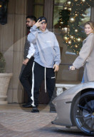 EXKLUSIV - Justin Bieber und Hailey Baldwin turteln und warten auf den Lamborghini 