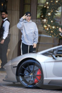 EXKLUSIV - Justin Bieber und Hailey Baldwin turteln und warten auf den Lamborghini 