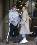 EXKLUSIV - Justin Bieber und Hailey Baldwin turteln und warten auf den Lamborghini 