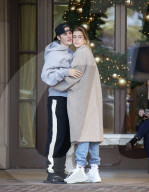 EXKLUSIV - Justin Bieber und Hailey Baldwin turteln und warten auf den Lamborghini 
