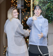 EXKLUSIV - Justin Bieber und Hailey Baldwin turteln und warten auf den Lamborghini 