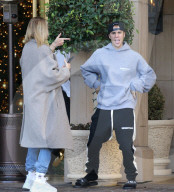 EXKLUSIV - Justin Bieber und Hailey Baldwin turteln und warten auf den Lamborghini 