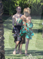 PEOPLE - Paradiesisch: Annie Leibovitz knipst Justin Bieber und Hailey Baldwin für Vanity Fair