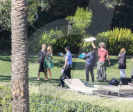 PEOPLE - Paradiesisch: Annie Leibovitz knipst Justin Bieber und Hailey Baldwin für Vanity Fair