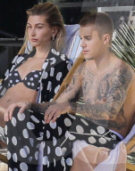 PEOPLE - Paradiesisch: Annie Leibovitz knipst Justin Bieber und Hailey Baldwin für Vanity Fair