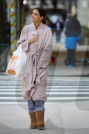 PEOPLE - Katie Holmes im Bademantel-Look im frostigen New York unterwegs