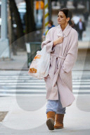 PEOPLE - Katie Holmes im Bademantel-Look im frostigen New York unterwegs