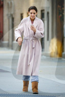 PEOPLE - Katie Holmes im Bademantel-Look im frostigen New York unterwegs
