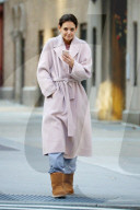 PEOPLE - Katie Holmes im Bademantel-Look im frostigen New York unterwegs