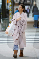 PEOPLE - Katie Holmes im Bademantel-Look im frostigen New York unterwegs