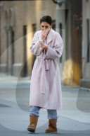 PEOPLE - Katie Holmes im Bademantel-Look im frostigen New York unterwegs
