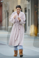 PEOPLE - Katie Holmes im Bademantel-Look im frostigen New York unterwegs