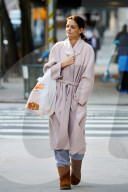 PEOPLE - Katie Holmes im Bademantel-Look im frostigen New York unterwegs