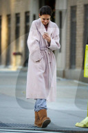 PEOPLE - Katie Holmes im Bademantel-Look im frostigen New York unterwegs