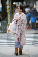 PEOPLE - Katie Holmes im Bademantel-Look im frostigen New York unterwegs