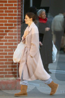 PEOPLE - Katie Holmes im Bademantel-Look im frostigen New York unterwegs