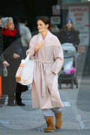 PEOPLE - Katie Holmes im Bademantel-Look im frostigen New York unterwegs