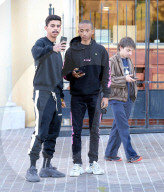 PEOPLE - Jaden Smith mit Freunden in Calabasas unterwegs
