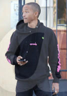 PEOPLE - Jaden Smith mit Freunden in Calabasas unterwegs