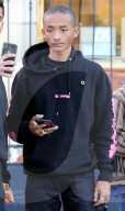 PEOPLE - Jaden Smith mit Freunden in Calabasas unterwegs