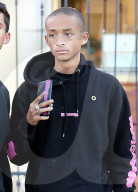 PEOPLE - Jaden Smith mit Freunden in Calabasas unterwegs