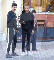 PEOPLE - Jaden Smith mit Freunden in Calabasas unterwegs