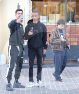 PEOPLE - Jaden Smith mit Freunden in Calabasas unterwegs