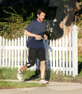 PEOPLE - Christian Bale joggt durch die Nachbarschaft