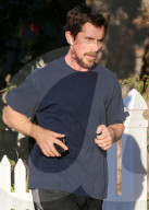 PEOPLE - Christian Bale joggt durch die Nachbarschaft