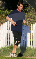 PEOPLE - Christian Bale joggt durch die Nachbarschaft