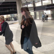 PEOPLE - Dakota Johnson landet mit Sonnenbrille in Los Angeles