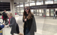 PEOPLE - Dakota Johnson landet mit Sonnenbrille in Los Angeles
