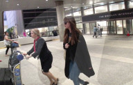 PEOPLE - Dakota Johnson landet mit Sonnenbrille in Los Angeles
