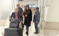 PEOPLE - Dakota Johnson landet mit Sonnenbrille in Los Angeles