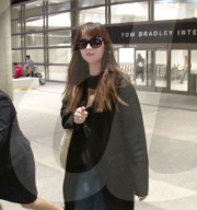 PEOPLE - Dakota Johnson landet mit Sonnenbrille in Los Angeles