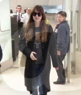 PEOPLE - Dakota Johnson landet mit Sonnenbrille in Los Angeles