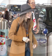 PEOPLE - Lily Collins wird herzlich in Los Angeles empfangen