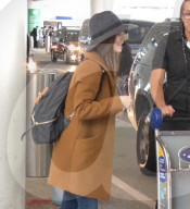 PEOPLE - Lily Collins wird herzlich in Los Angeles empfangen