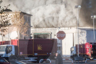 NEWS - Roms Müll steht in Flammen: Abfallanlage brennt lichterloh